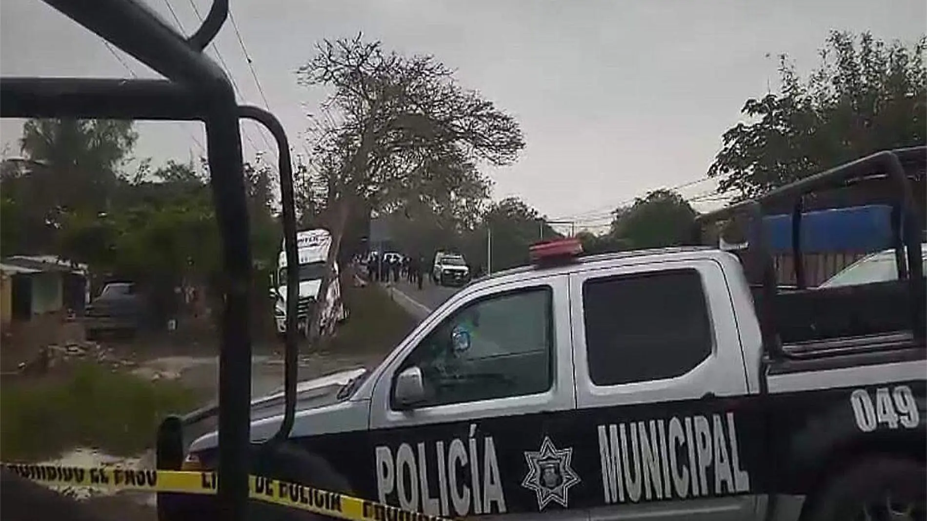 Mueren policías tras volcar patrulla